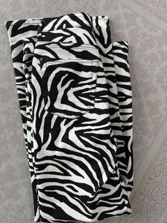 (Category: ) located in . Submitted by versatile.wardrobe (Listing ID 1327814432, Image 1). Description: .