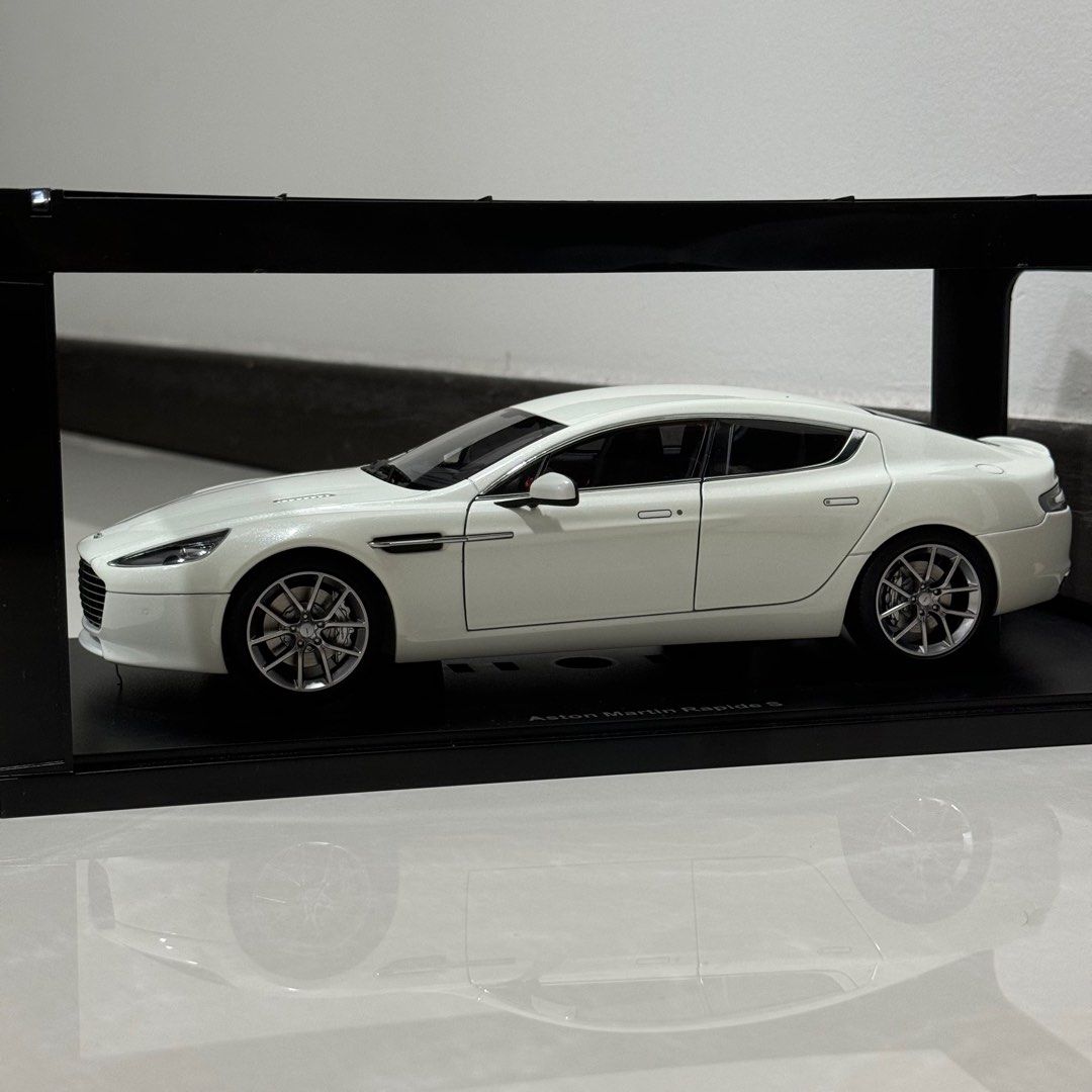 1:18 AutoArt Aston Martin Rapide S (Stratus White), Hobbies