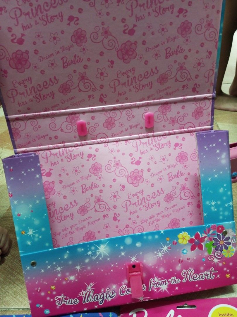 Barbie bundle (Category: Kids Toys) located in Santiago. Submitted by aceheart0118672 (Listing ID 1327912242, Image 2). Description: minimal signs of usage sa barbie handle case.