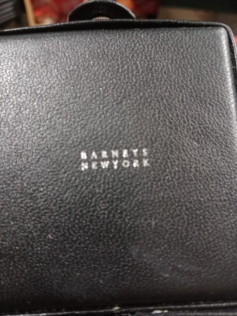 BARNEYS NEW YORK jewelry case (Category: Accessory Holder, Box & Organizers) located in Tabaco. Submitted by fritznicoleshoppe (Listing ID 1327970017, Image 3). Description: BARNEYS NEW YORK jewelry case. makinis pa lalo sa loob..