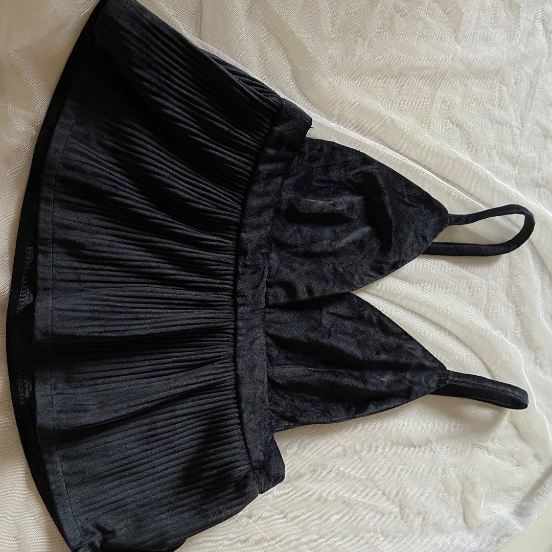 Black velvet sexy backless top (Category: Longsleeves) located in Quezon City. Submitted by arem_ (Listing ID 1327913545, Image 3). Description: - No flaws - Size Small to Medium - Backless - Black Velvet.