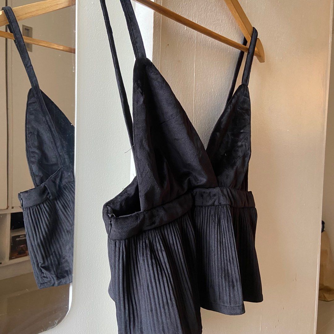 Black velvet sexy backless top (Category: Longsleeves) located in Quezon City. Submitted by arem_ (Listing ID 1327913545, Image 2). Description: - No flaws - Size Small to Medium - Backless - Black Velvet.