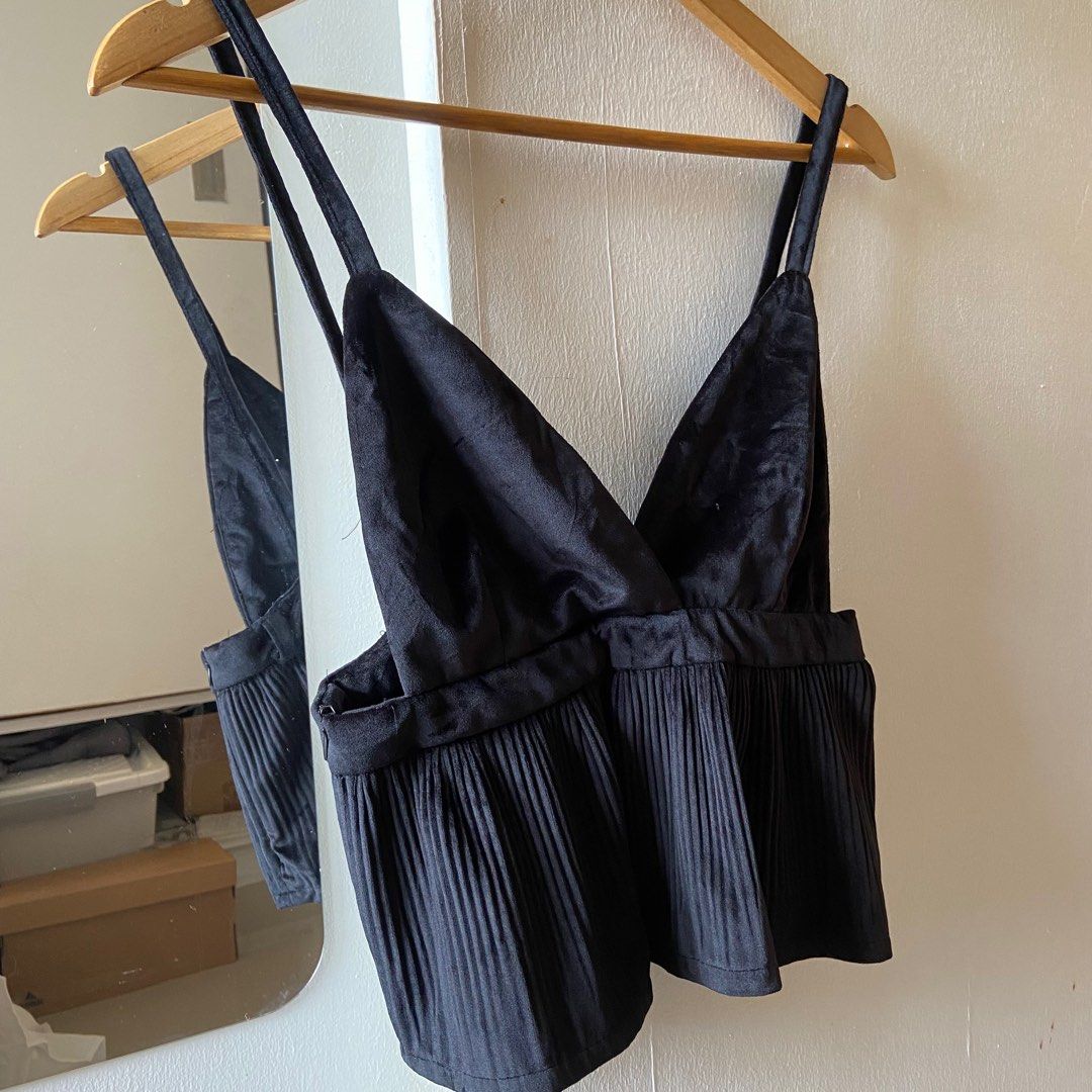 Black velvet sexy backless top (Category: Longsleeves) located in Quezon City. Submitted by arem_ (Listing ID 1327913545, Image 1). Description: - No flaws - Size Small to Medium - Backless - Black Velvet.
