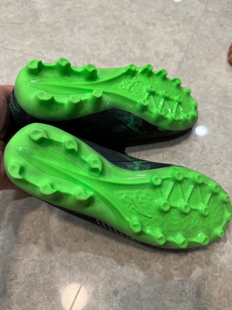 Brand new Anta kids soccer boots US2.5Y EUR34