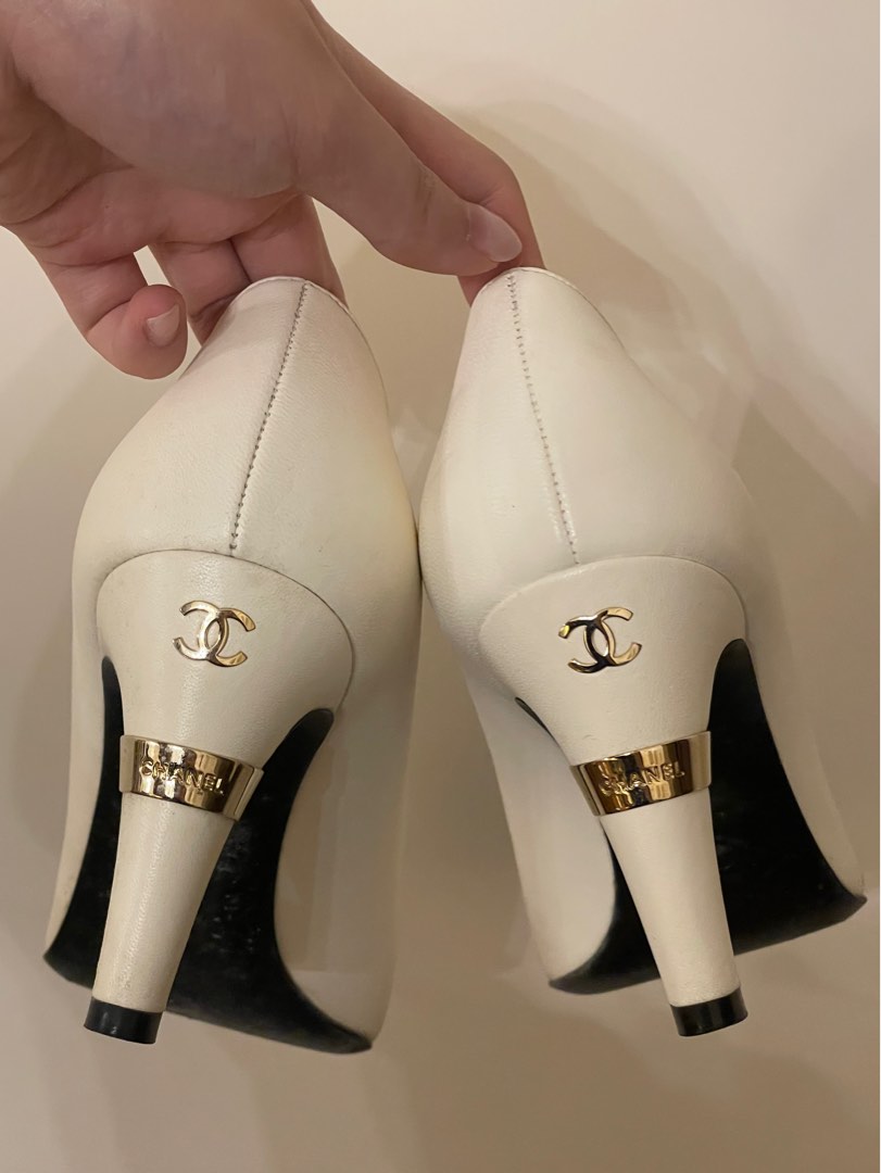 Chanel two tone heels with pearl, 名牌, 鞋及波鞋- Carousell
