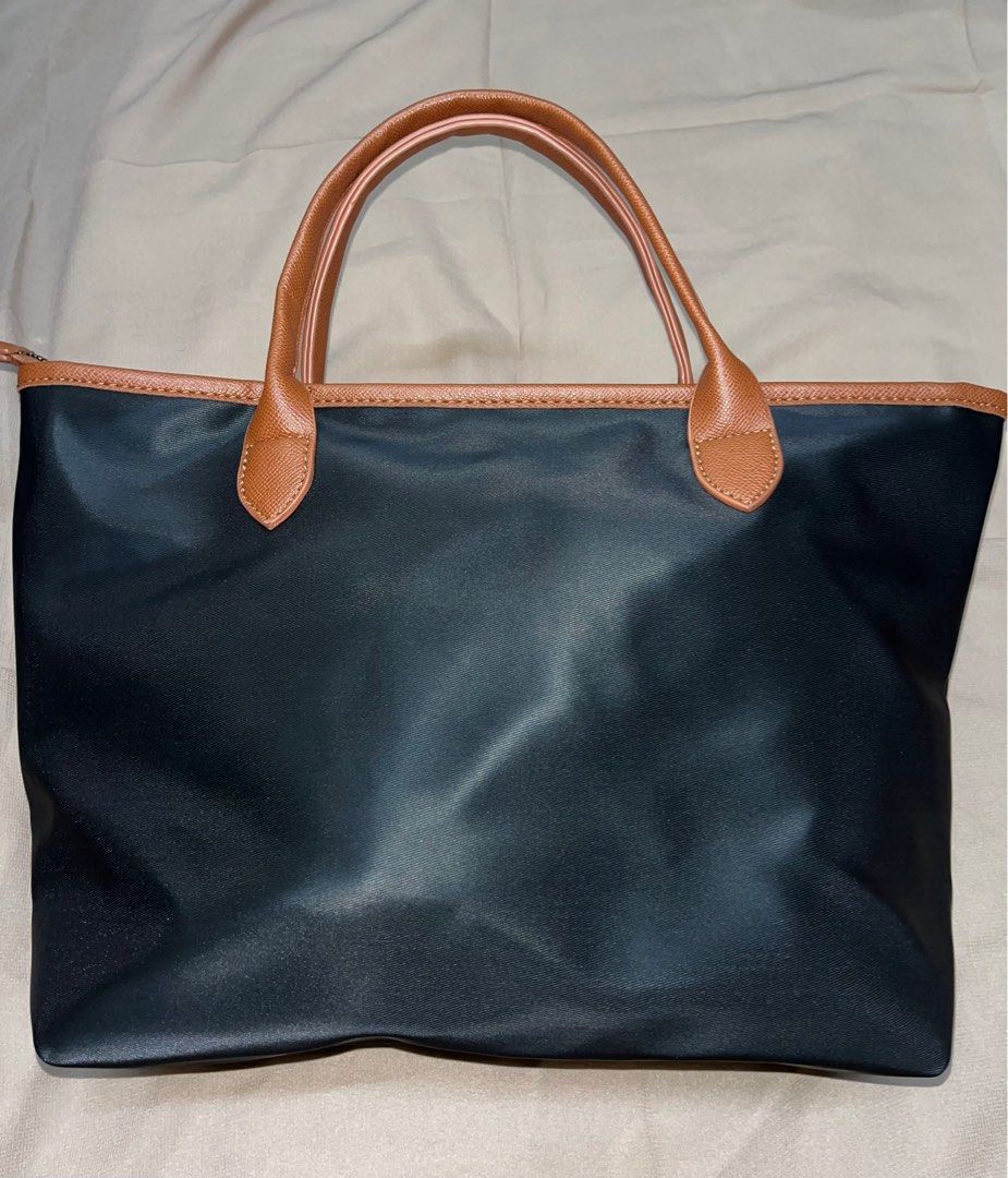 CHARLOTTER-LARISSA (Category: Tote Bags) located in Kuala Lumpur. Submitted by peachypfft (Listing ID 1328005535, Image 3). Description: NYLON DESIGN HIGH QUALITY WATERPROOF WOMEN HANDBAG N STUDENT TOTEBAG High-Quality Material: - Made of durable PU leather with a nylon design. Waterproof. Height::25 cm Lengtht41 cm& Width 12cm*All measurements are measured manually. Payment via bank transfer only‼️ Item cannot be refunded ‼️.