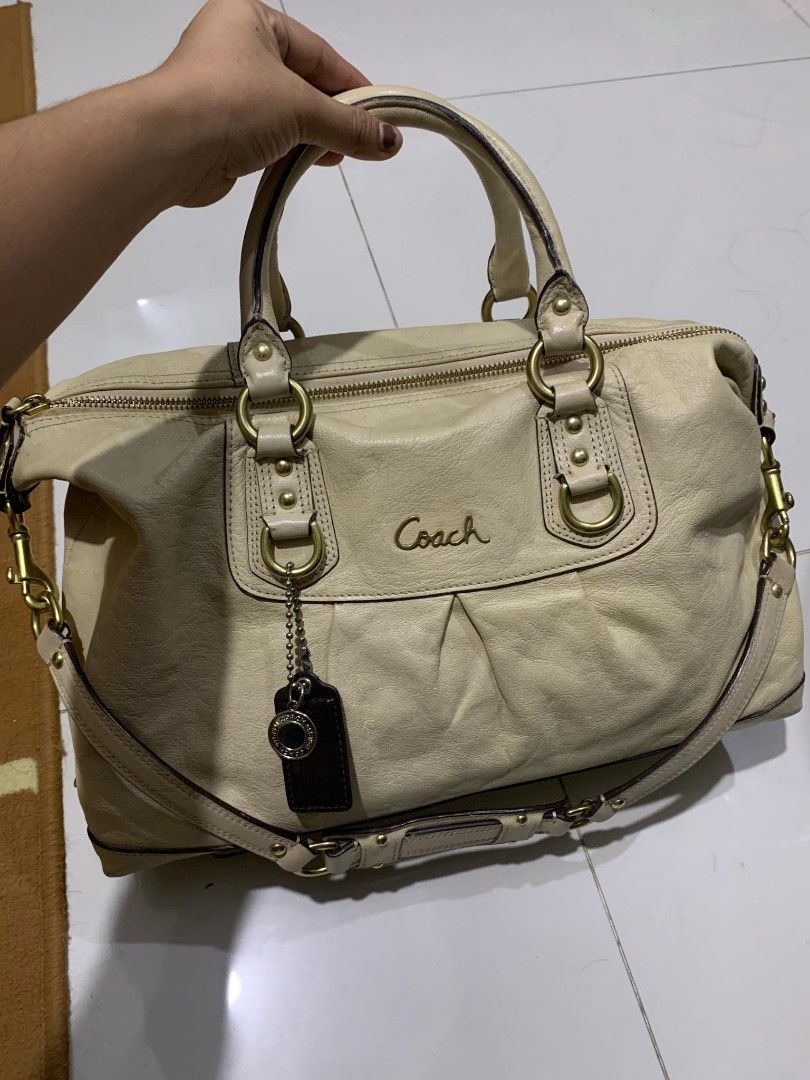 Coach Sling Bag (Category: Luxury Bags & Wallets) located in Minglanilla. Submitted by charmaineb60300 (Listing ID 1328024653, Image 1). Description: Source: Japan/Korea Bale.