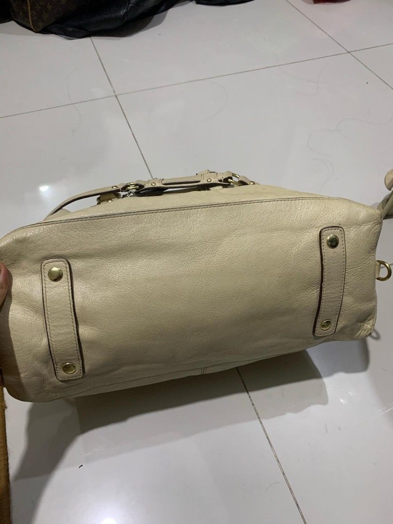 Coach Sling Bag (Category: Luxury Bags & Wallets) located in Minglanilla. Submitted by charmaineb60300 (Listing ID 1328024653, Image 2). Description: Source: Japan/Korea Bale.