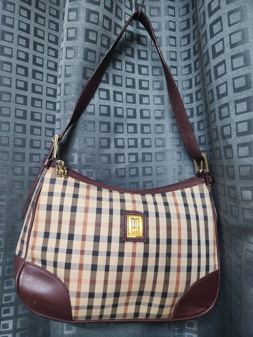 DAKS KILI BAGUETTE SHOULDER BAG (Category: Shoulder Bags) located in Taguig. Submitted by starbucksph (Listing ID 1328002104, Image 1). Description: DAKS KILI BAGUETTE SHOULDER BAG structured standalone can fit long wallet.