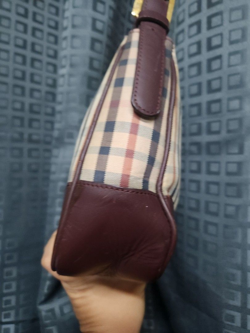 DAKS KILI BAGUETTE SHOULDER BAG (Category: Shoulder Bags) located in Taguig. Submitted by starbucksph (Listing ID 1328002104, Image 3). Description: DAKS KILI BAGUETTE SHOULDER BAG structured standalone can fit long wallet.