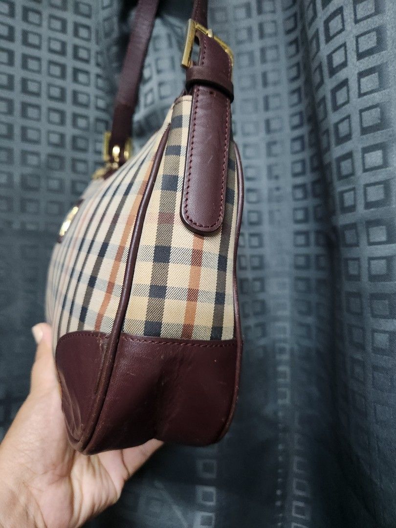 DAKS KILI BAGUETTE SHOULDER BAG (Category: Shoulder Bags) located in Taguig. Submitted by starbucksph (Listing ID 1328002104, Image 2). Description: DAKS KILI BAGUETTE SHOULDER BAG structured standalone can fit long wallet.