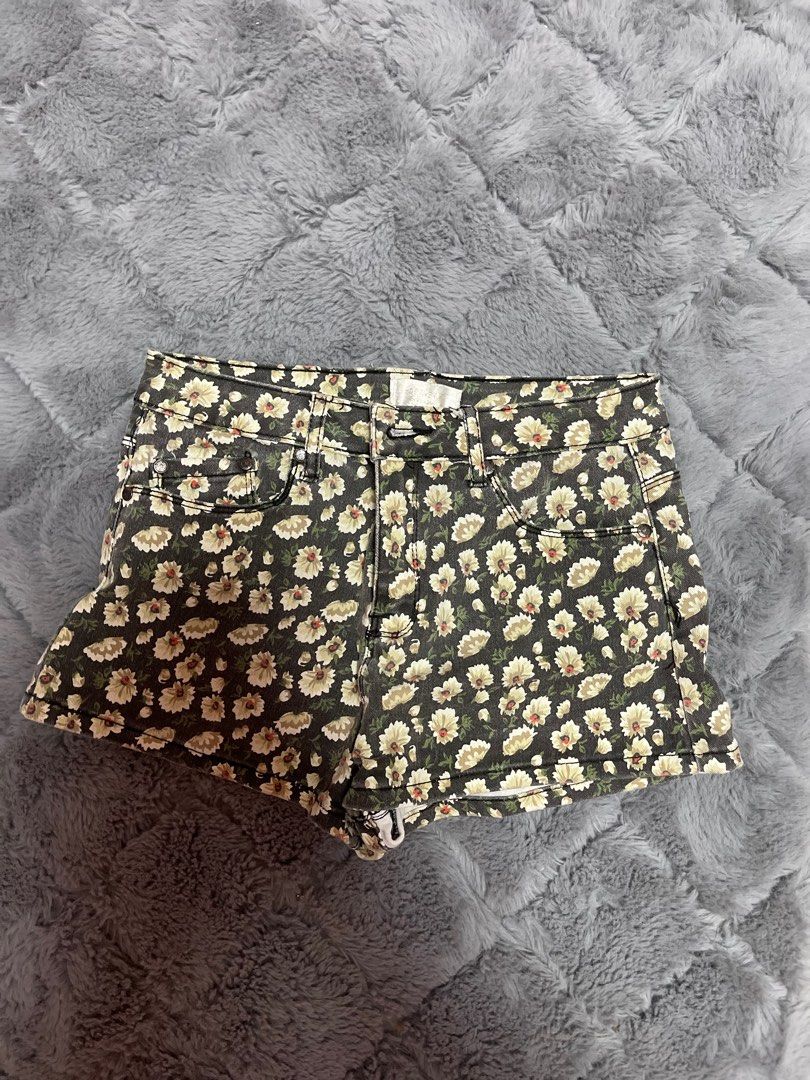 Forever 21 floral shorts (Category: Shorts) located in Manila. Submitted by closetdeclutter08 (Listing ID 1328029312, Image 1). Description: Perfect for the beach and for summer Size: fits XS-S.