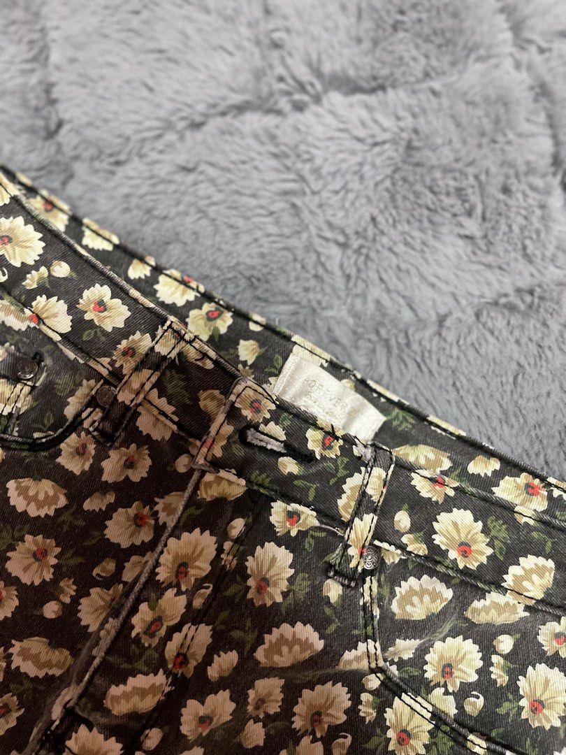 Forever 21 floral shorts (Category: Shorts) located in Manila. Submitted by closetdeclutter08 (Listing ID 1328029312, Image 2). Description: Perfect for the beach and for summer Size: fits XS-S.
