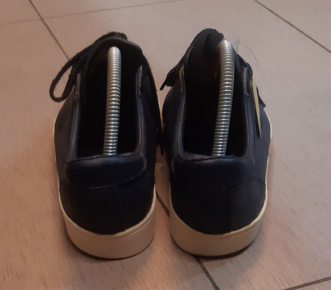 Fred (Category: Sneakers) located in Muar. Submitted by _muo_ (Listing ID 1328005805, Image 3). Description: Good Condition Made In Vietnam.