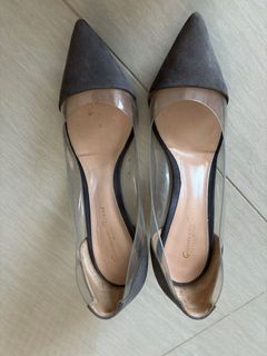 (Category: ) located in . Submitted by hailtomycloset (Listing ID 1328010056, Image 1). Description: .