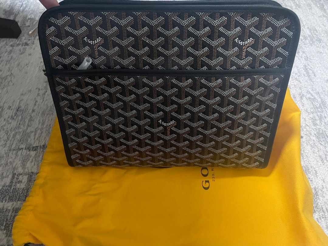 Guard pouch (Category: Luxury Bags & Wallets) located in Pasig City. Submitted by acr11 (Listing ID 1327962798, Image 1). Description: Bnew bought in Italy. .