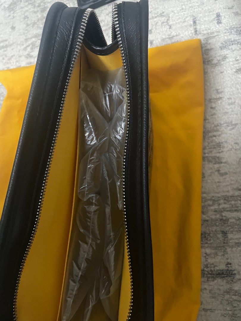 Guard pouch (Category: Luxury Bags & Wallets) located in Pasig City. Submitted by acr11 (Listing ID 1327962798, Image 3). Description: Bnew bought in Italy. .