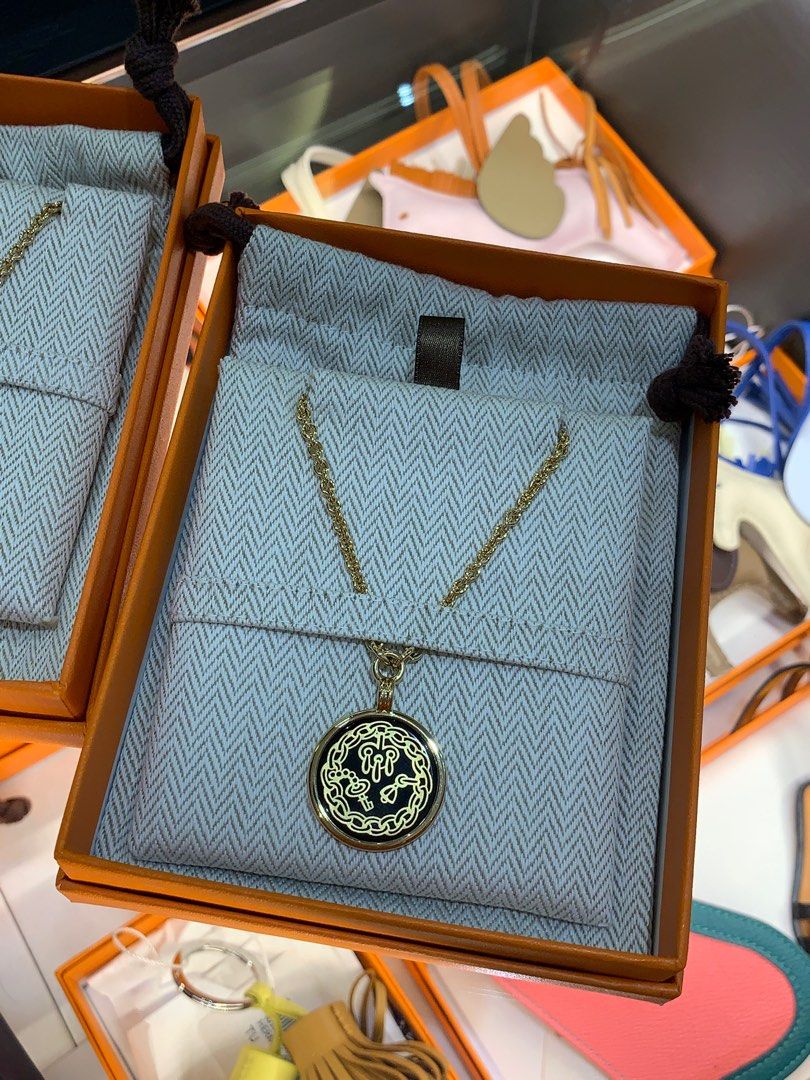 洗練ストーリー★【HERMES】Medaille Quadrige ネックレス Small Medaille Quadrige necklace, small model | Hermès USA