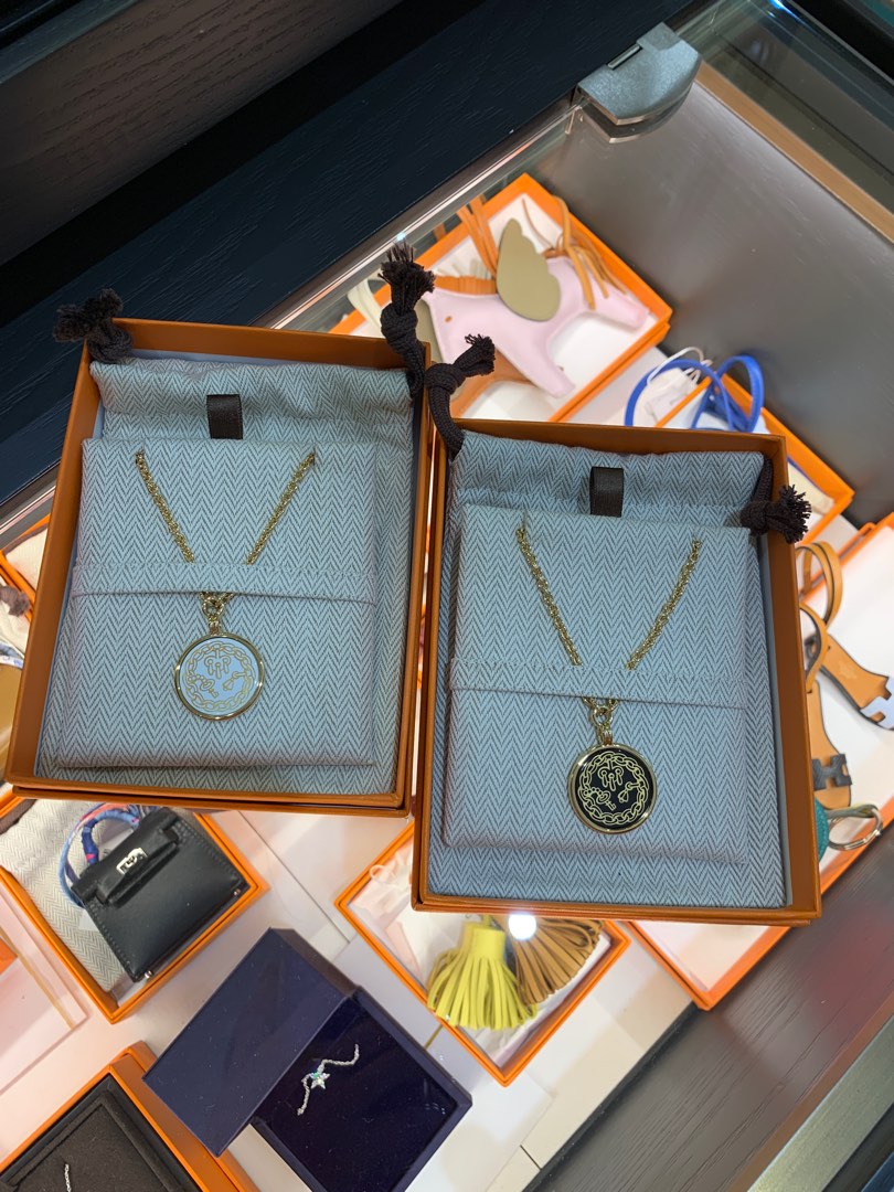 【HERMES】Medaille Quadrige necklace, small model Medaille Quadrige necklace, small model | Hermès USA