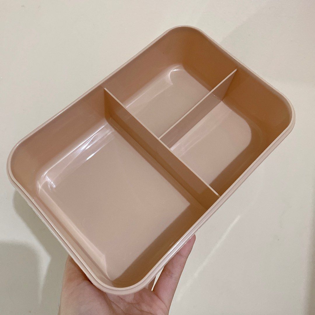 Lunchbox / Bentobox with Insulation Bag (Category: Food Organization & Storage) located in Makati City. Submitted by sirifinds (Listing ID 1328025529, Image 3). Description: LUNCH BOX / BENTO BOX SET — insulation bag included — includes everything in the photo posted — this sells for a regular price of ₱400+ — available: 3 sets pink / 7 sets khaki.