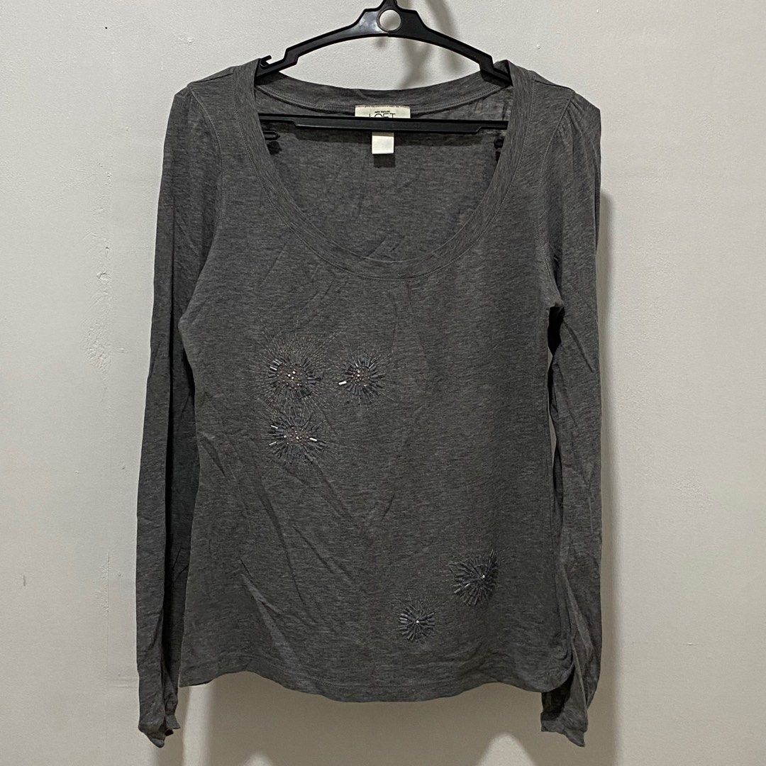 preloved gray longsleeve (Category: Longsleeves) located in Valenzuela. Submitted by selcycle (Listing ID 1328047416, Image 2). Description: SIZE: fits small to medium ✿ location: ugong, valenzuela city ✿ mop: gcash or bpi bank transfer ✿ mod: j&t or lalamove ✿ meet up: around morayta/españa message me for more pictures and/or if you have any question 🫶🏻.