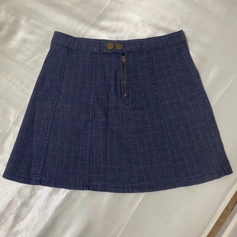 preloved navy blue checkered a-line skirt (Category: Skirts) located in Valenzuela. Submitted by selcycle (Listing ID 1328045463, Image 1). Description: size 📏 • 27 inches condition: • 9.5/10 • slightly used • no stains ✿ location: ugong, valenzuela city ✿ mop: gcash or bpi bank transfer ✿ mod: j&t or lalamove ✿ meet up: around morayta/españa message me for more pictures and/or if you have any question 🫶🏻.