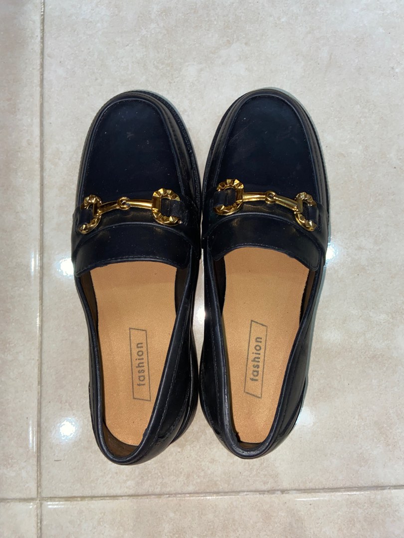 Simple black loafers store