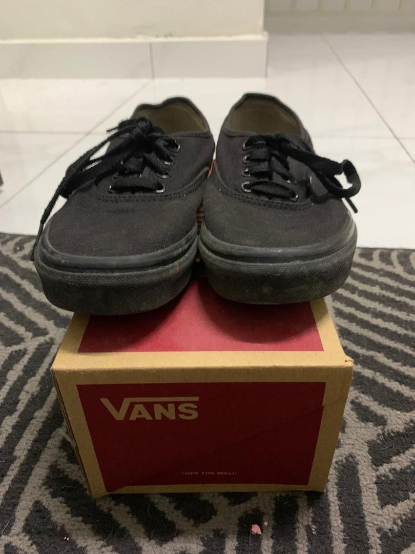 Snickers (Category: Sneakers) located in Johor Bahru. Submitted by dienzuyyin (Listing ID 1327996484, Image 3). Description: size 2.5uk/ 3us 21cm vans authentic.