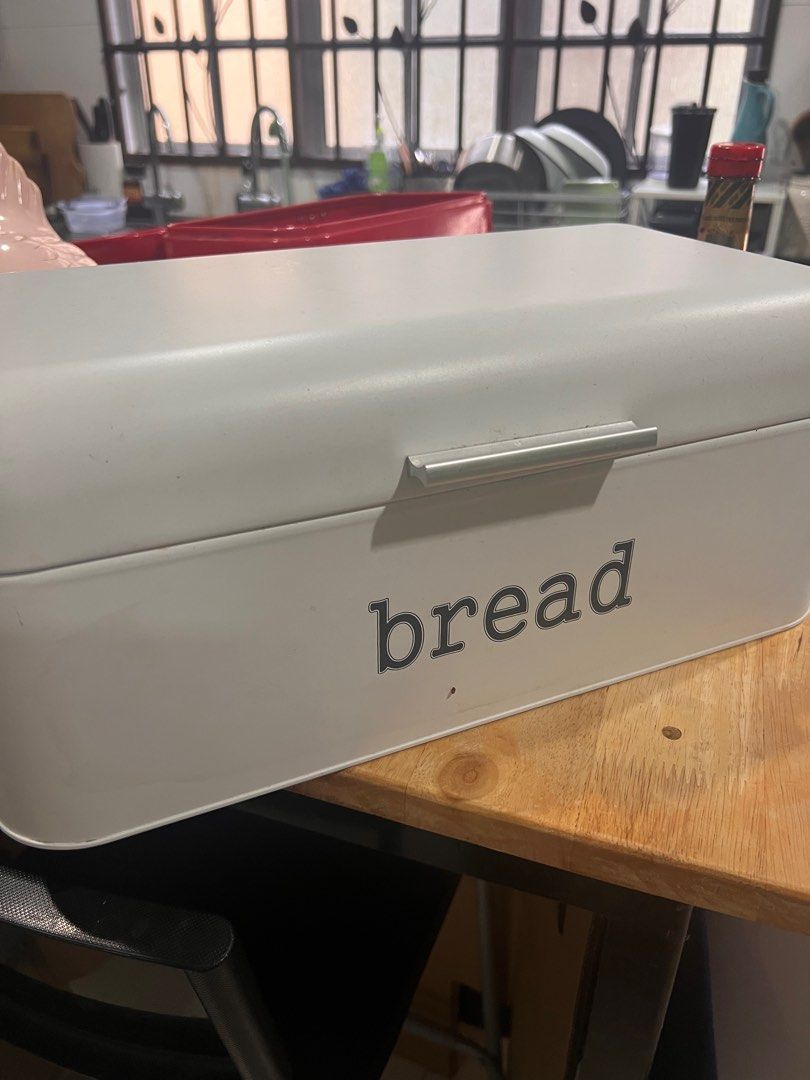 SSF Bread Bin (Category: Storage Boxes & Baskets) located in Shah Alam. Submitted by Siscubadeclutter (Listing ID 1327935756, Image 1). Description: Boleh include Gardenia panjang and still have rooms for buns. Spacious bread bin.