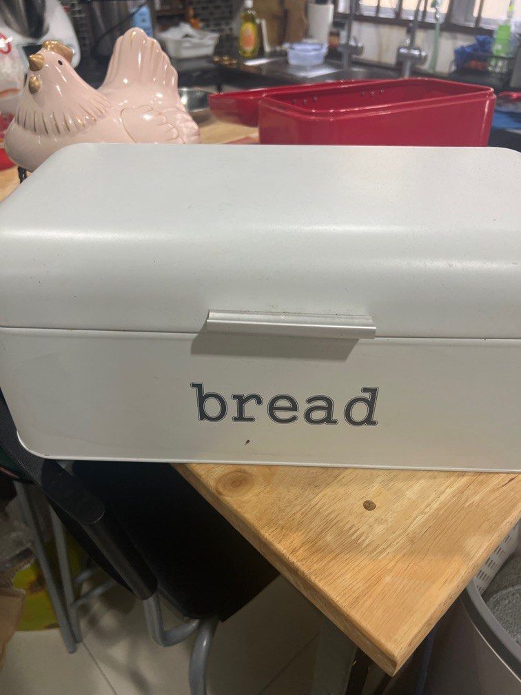 SSF Bread Bin (Category: Storage Boxes & Baskets) located in Shah Alam. Submitted by Siscubadeclutter (Listing ID 1327935756, Image 3). Description: Boleh include Gardenia panjang and still have rooms for buns. Spacious bread bin.