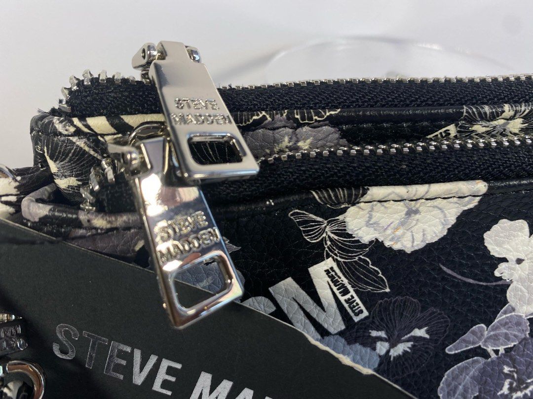 Steve Madden Wristlet (Category: Purses & Pouches) located in Calamba. Submitted by Cheires (Listing ID 1327925683, Image 2). Description: .