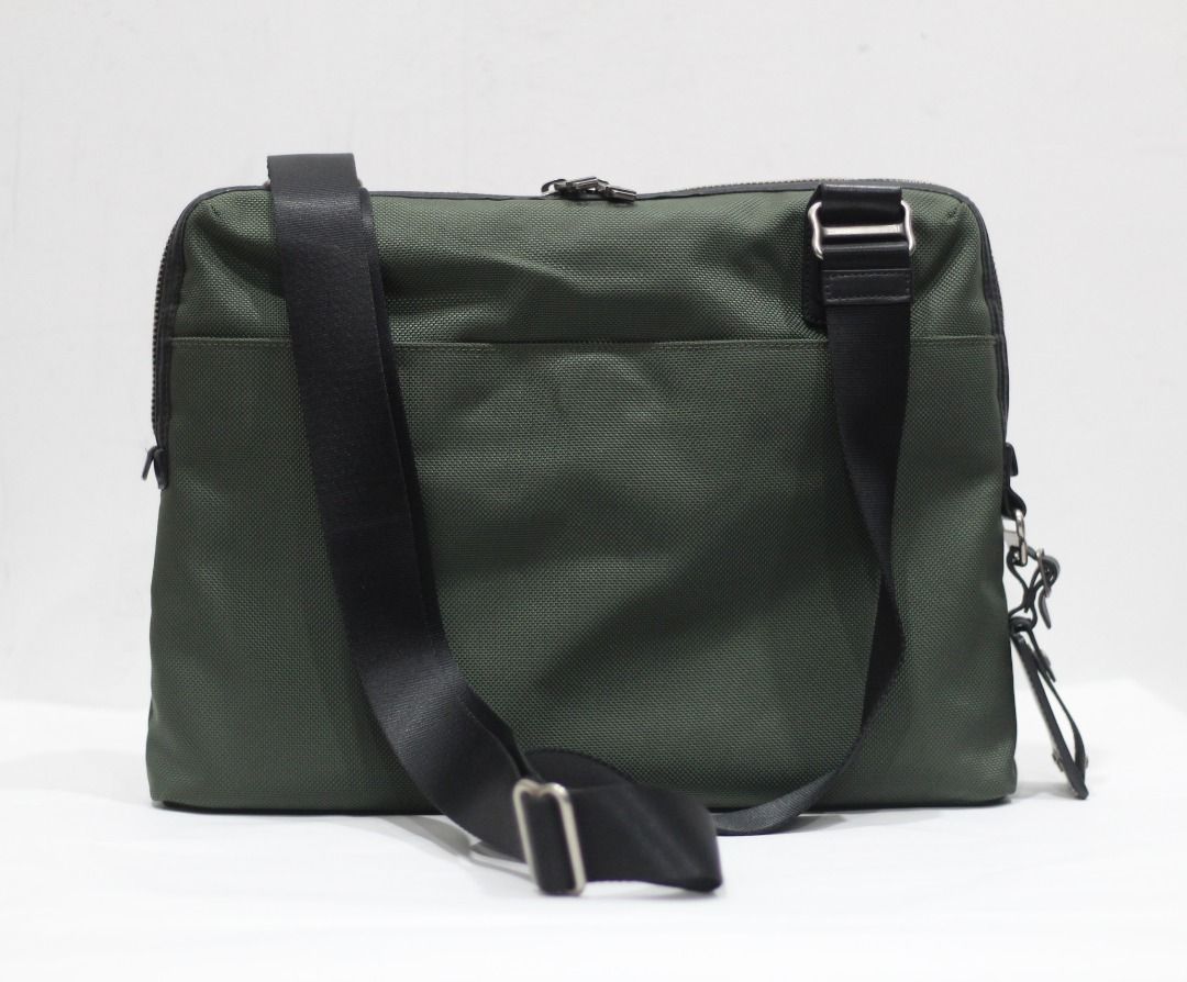 Tumi 22302SPH Alpha Bravo Spruce Myer Horizontal Slim Crossbody 15 laptop bag 15 sling bag business sling banker brief Men s Fashion Bags Sling Bags on Carousell