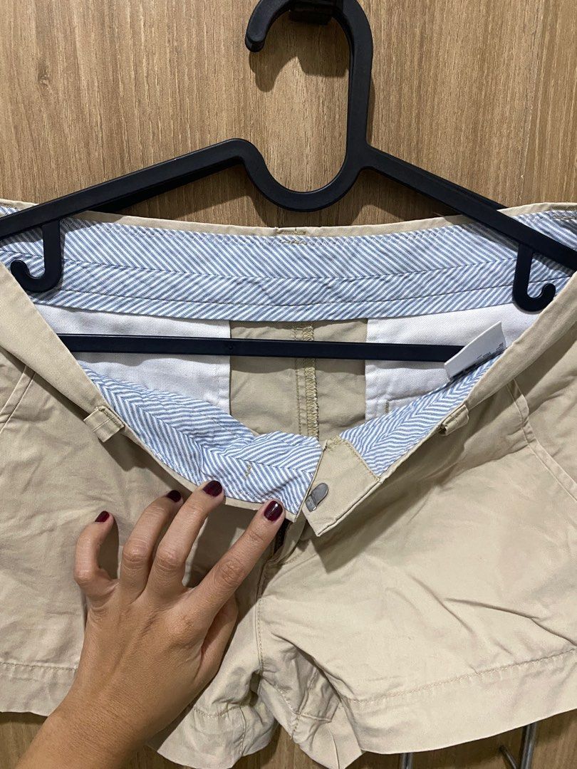 Uniqlo Beige Shorts (Category: Shorts) located in Makati City. Submitted by jpare (Listing ID 1328000856, Image 2). Description: Those could for Xs-S. Ganda ng fit..