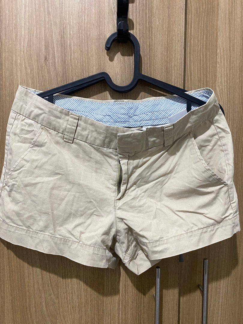 Uniqlo Beige Shorts (Category: Shorts) located in Makati City. Submitted by jpare (Listing ID 1328000856, Image 1). Description: Those could for Xs-S. Ganda ng fit..