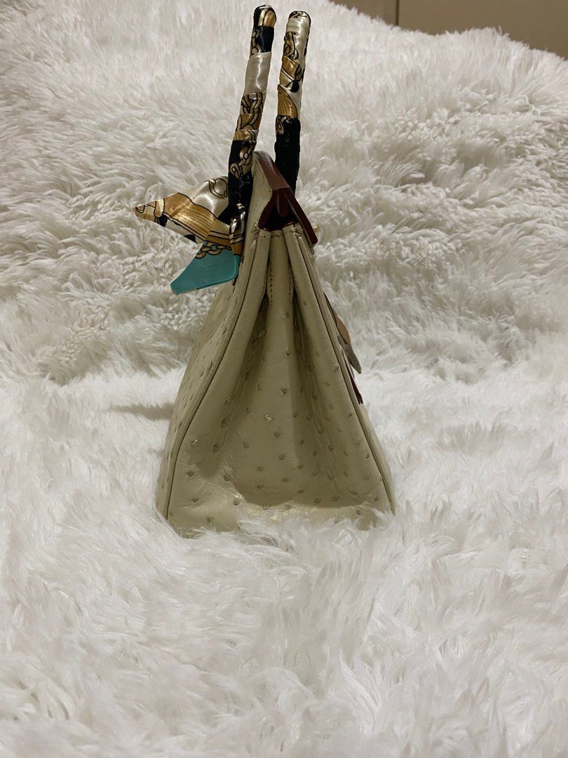 B25 Genuine Ostrich in GHW (Category: Tote Bags) located in Makati City. Submitted by secondlyf (Listing ID 1328091714, Image 3). Description: ✨ B 25 Ostrich in Light Beige with GHW ✨ A true masterpiece of craftsmanship, this B 25 in exquisite ostrich leather embodies elegance and sophistication. The light beige color adds a timeless charm, perfectly complemented by the luxurious gold hardware (GHW) for a refined, understated look. 🌟 Features: R