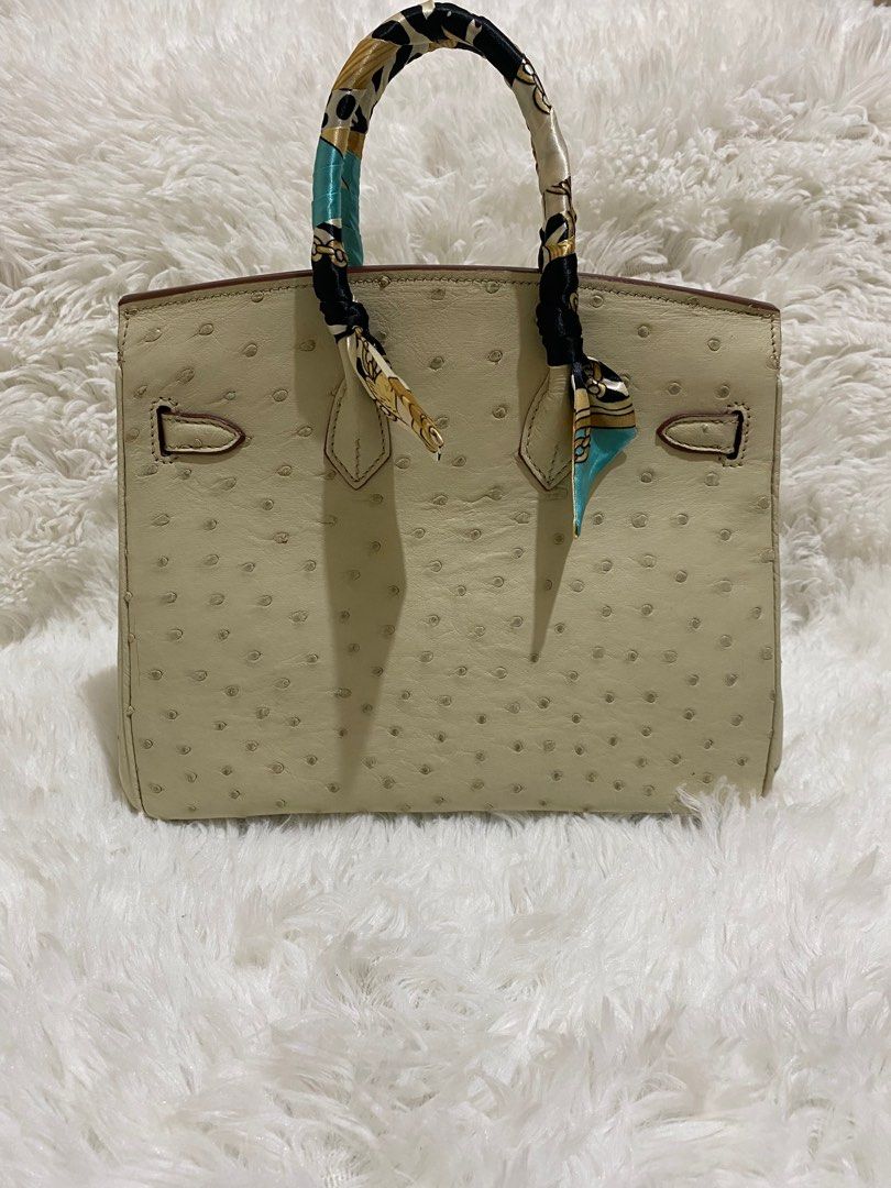 B25 Genuine Ostrich in GHW (Category: Tote Bags) located in Makati City. Submitted by secondlyf (Listing ID 1328091714, Image 2). Description: ✨ B 25 Ostrich in Light Beige with GHW ✨ A true masterpiece of craftsmanship, this B 25 in exquisite ostrich leather embodies elegance and sophistication. The light beige color adds a timeless charm, perfectly complemented by the luxurious gold hardware (GHW) for a refined, understated look. 🌟 Features: R