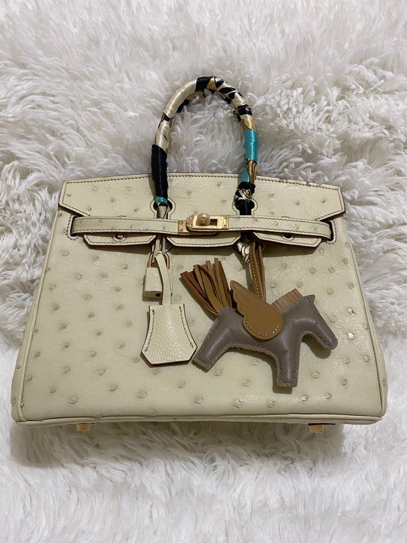 B25 Genuine Ostrich in GHW (Category: Tote Bags) located in Makati City. Submitted by secondlyf (Listing ID 1328091714, Image 1). Description: ✨ B 25 Ostrich in Light Beige with GHW ✨ A true masterpiece of craftsmanship, this B 25 in exquisite ostrich leather embodies elegance and sophistication. The light beige color adds a timeless charm, perfectly complemented by the luxurious gold hardware (GHW) for a refined, understated look. 🌟 Features: R