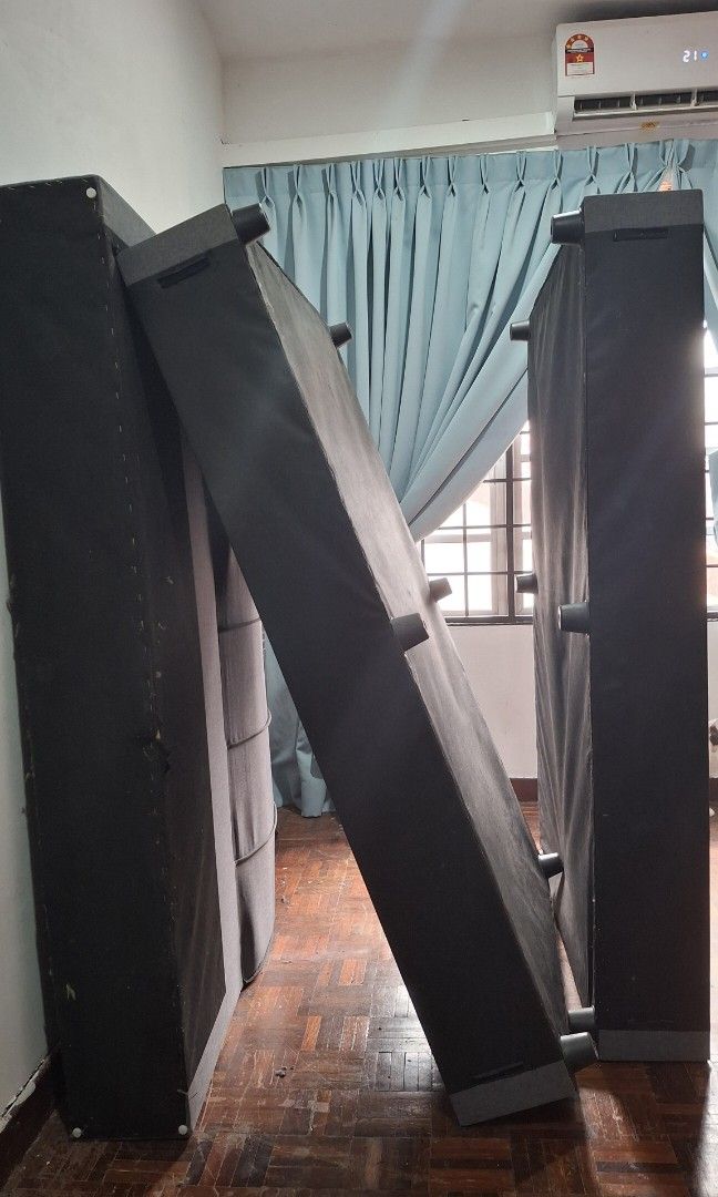 Bedframe (Category: Bed Frames & Mattresses) located in Kuala Lumpur. Submitted by aira_armoire (Listing ID 1292106178, Image 3). Description: -jual bed frame sahaja. without mattress. -condition masih elok.xde patah mana2 dont worry☺ -rts : nak beli bedframe lain due to size quite big for my room, taking space. -penghantaran/collect arrange by buyer ya🙏 -price negotiable. kita nego sampai jadiii.