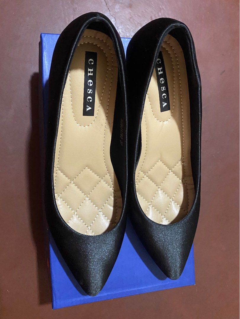 Black Heels | Black Office Pumps | CHESCA (Category: Heels) located in Meycauayan. Submitted by _jodieeee (Listing ID 1328124786, Image 2). Description: Brand: CHESCA Model: Chelsea Zap Heeled Size: 37 - like new! wore this once only! (for my graduation rites, last july 2024) - binibit lang sya sa school and dun lang nilakad. - orig price is 1,599, selling it for only 1,350. Slightly nego! :) - may kasamang replacement heel tip.