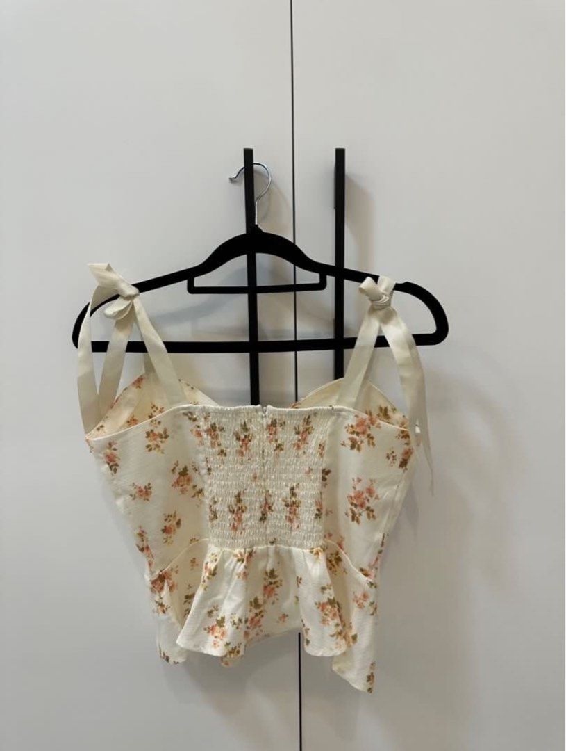 Florap Top with Strap (Category: Blouses) located in Zamboanga. Submitted by _kaoru (Listing ID 1328205719, Image 2). Description: Fits S-M.