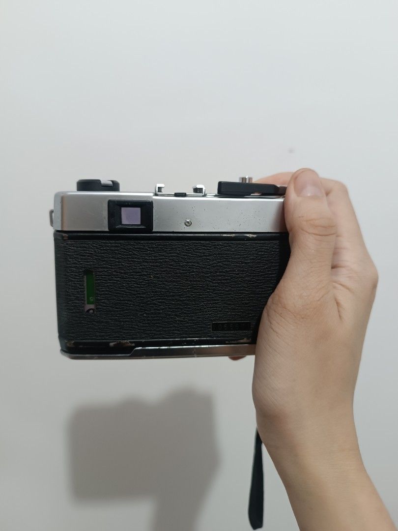 FUJICA GA (Not Tested) (Category: Cameras) located in Binan City. Submitted by frncsyoon (Listing ID 1328169886, Image 2). Description: Old/Vintage Camera - NOT SURE IF WORKING NOW - working when I tried to use the camera, using taped LR44 batteries, and 5 centavo coins (2021-2022) - pwede niyo po ipaclean/check.