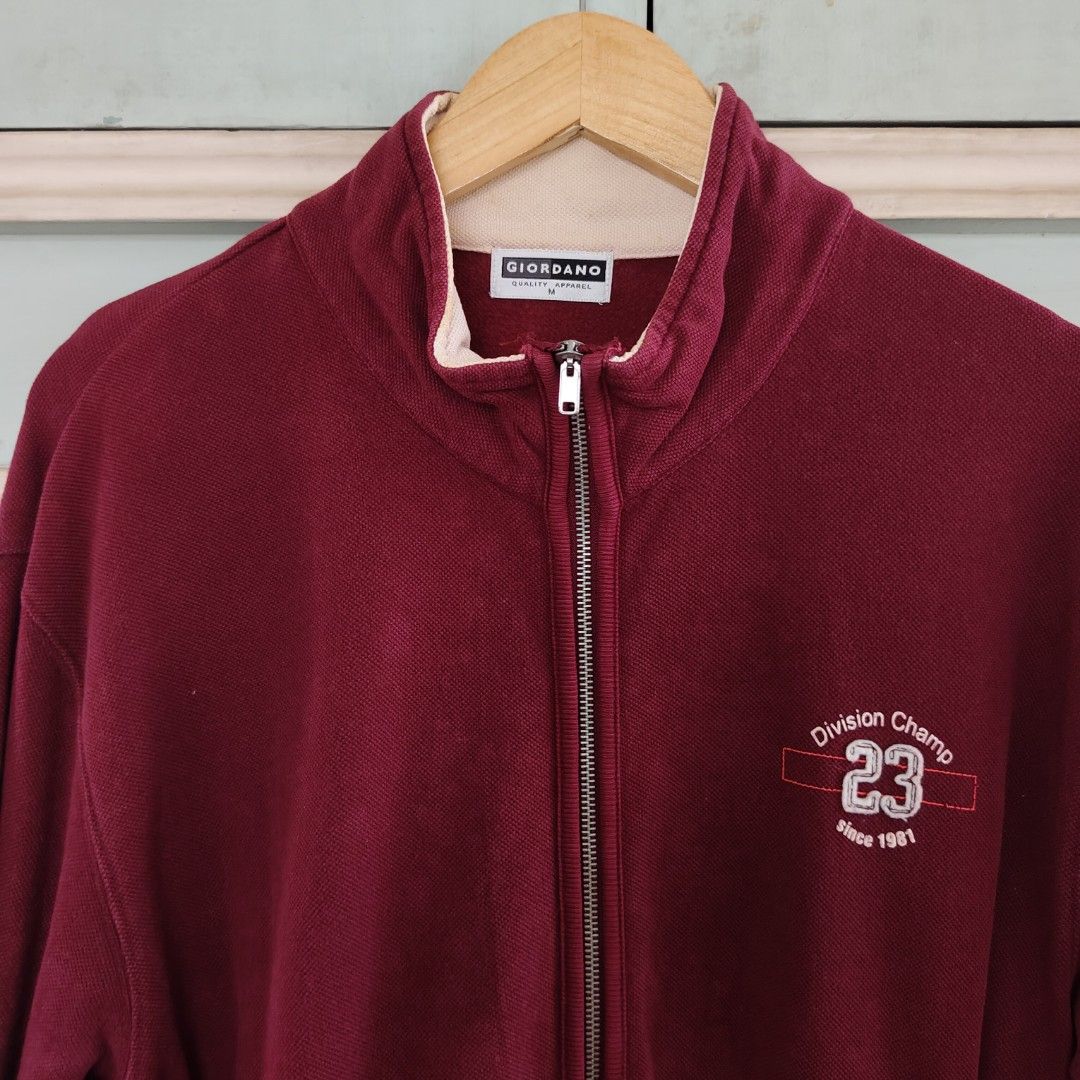 Giordano Men's Jacket (no hoodie) (Category: Coats, Jackets and Outerwear) located in Quezon City. Submitted by annsb3 (Listing ID 1328139848, Image 2). Description: Brand: Giordano Size: M Color: Maroon Well-used.