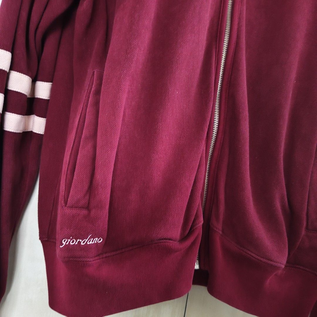 Giordano Men's Jacket (no hoodie) (Category: Coats, Jackets and Outerwear) located in Quezon City. Submitted by annsb3 (Listing ID 1328139848, Image 3). Description: Brand: Giordano Size: M Color: Maroon Well-used.