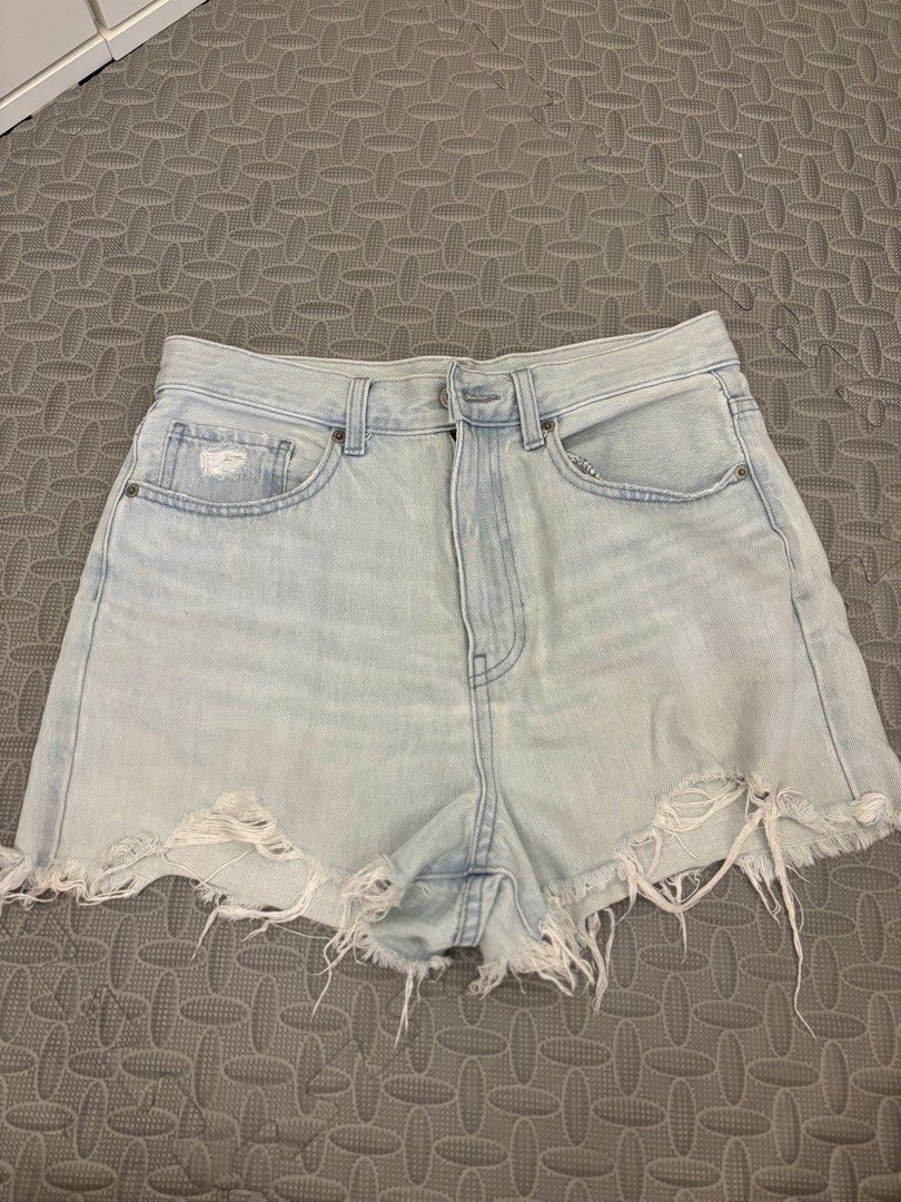 High waist shorts uniqlo (Category: Shorts) located in Quezon City. Submitted by xxryt (Listing ID 1328238385, Image 1). Description: High rise baggy shorts Uniqlo Rfs: preggy hindi na kasya lol.