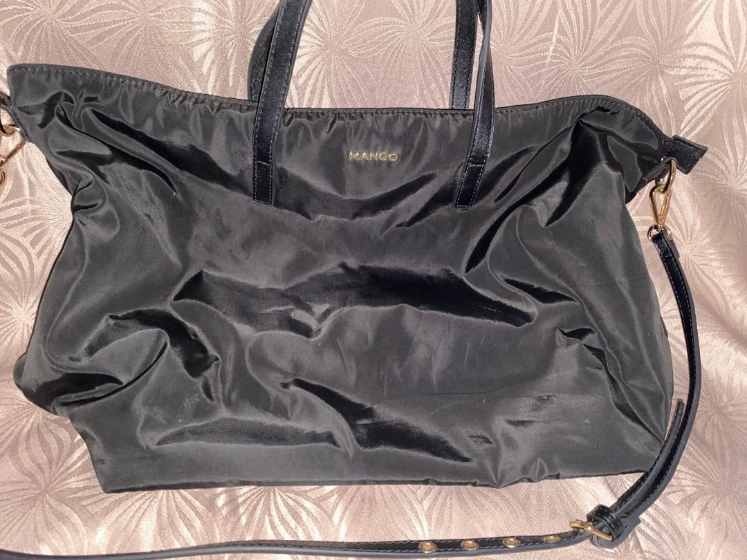 Mango Handbag Waterproof (Category: Luxury Bags & Wallets) located in Quezon City. Submitted by vayandels (Listing ID 1328227907, Image 1). Description: Brand new with Tags Waterproof! reflective siya maganda in person. Never been used NEGOTIABLE Rfs: Padala lang ni tita not my type. .
