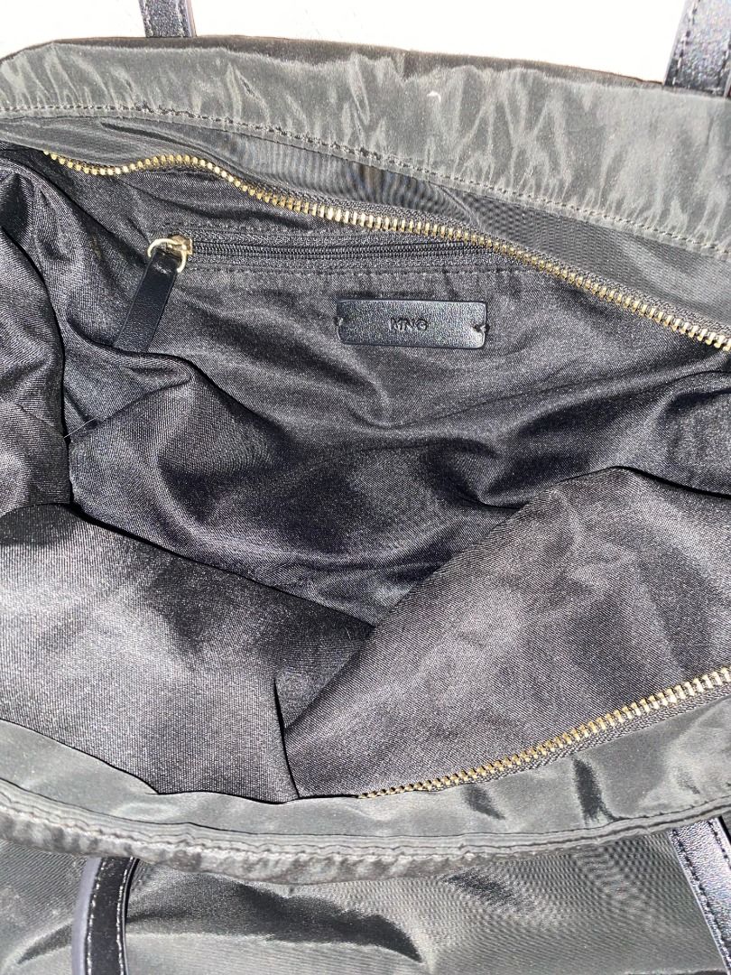 Mango Handbag Waterproof (Category: Luxury Bags & Wallets) located in Quezon City. Submitted by vayandels (Listing ID 1328227907, Image 3). Description: Brand new with Tags Waterproof! reflective siya maganda in person. Never been used NEGOTIABLE Rfs: Padala lang ni tita not my type. .