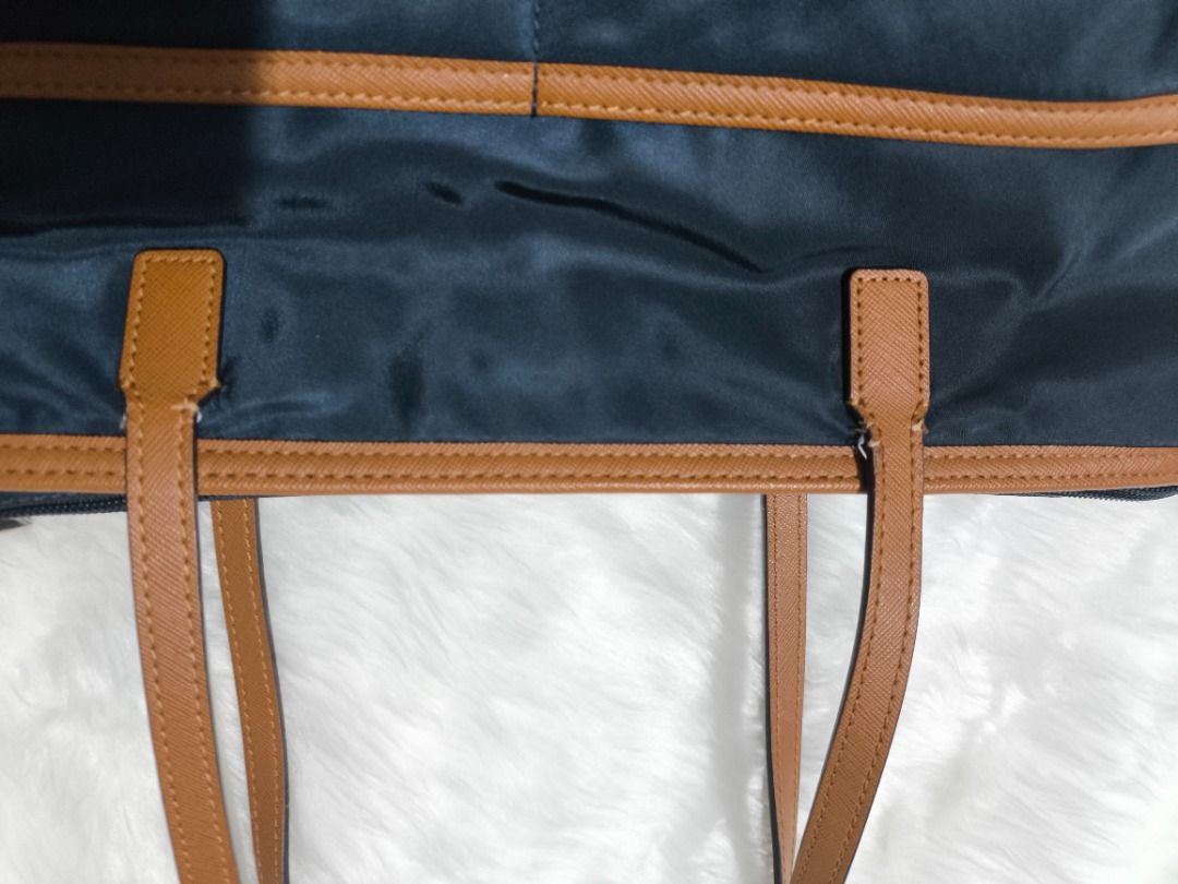 Michael Kors Nylon Tote (Category: Luxury Bags & Wallets) located in San Fernando. Submitted by kai00816 (Listing ID 1328214631, Image 3). Description: Flaws on handles. Please check photos.