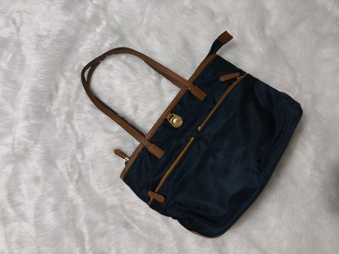 Michael Kors Nylon Tote (Category: Luxury Bags & Wallets) located in San Fernando. Submitted by kai00816 (Listing ID 1328214631, Image 1). Description: Flaws on handles. Please check photos.