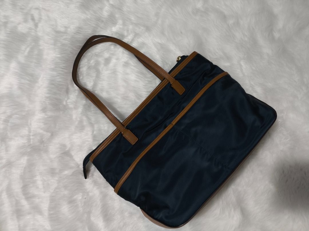 Michael Kors Nylon Tote (Category: Luxury Bags & Wallets) located in San Fernando. Submitted by kai00816 (Listing ID 1328214631, Image 2). Description: Flaws on handles. Please check photos.