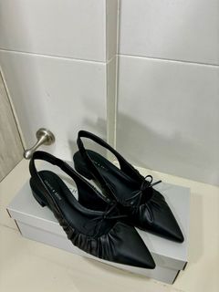 (Category: ) located in . Submitted by meeracles.closet (Listing ID 1318943469, Image 1). Description: .